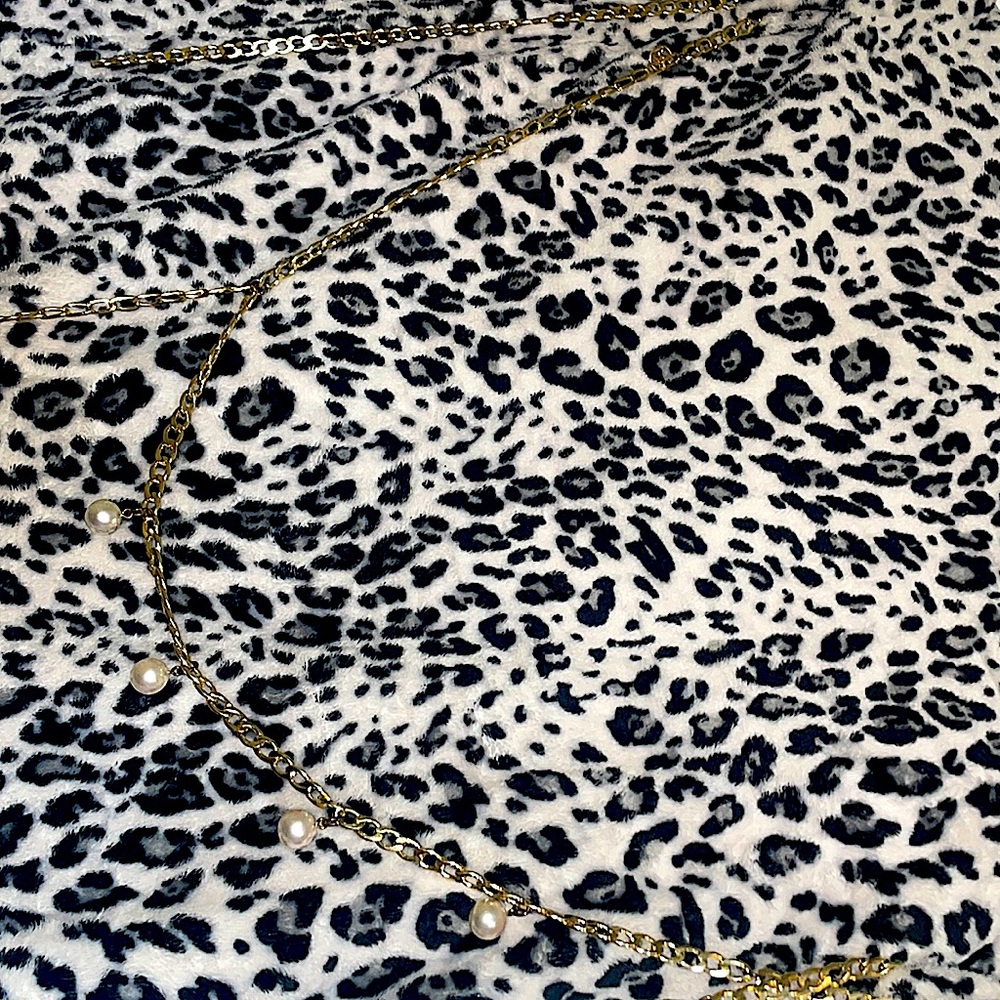 A stylish golden waist bead chain with pearls. Size: All Sizes